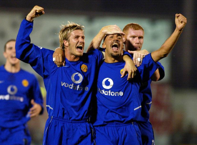 2002: David Beckham e Juan Veron esultano per il gol del centrocampista argentino all&#39; Olympiacos Pireo durante una partita del gruppo F di Champions League (Epa)